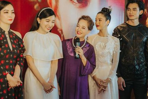 Áo dài Đỗ Trịnh Hoài Nam lộng lẫy cùng ê kíp phim 'Kiều'