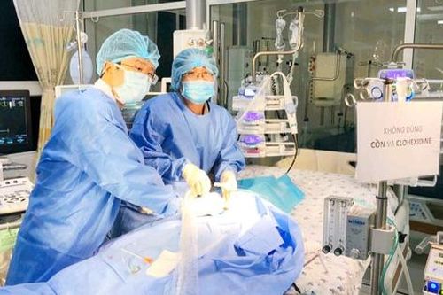 Cứu sống bé gái 9 tuổi trong tình thế ngàn cân treo sợi tóc