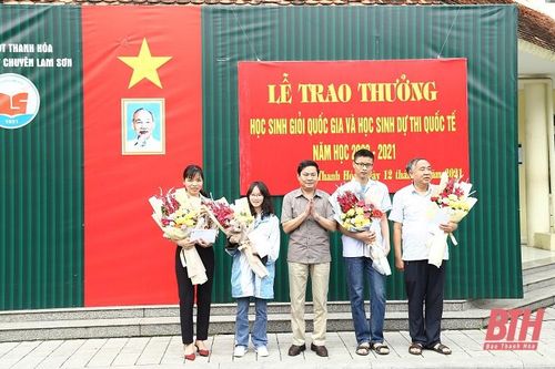Trường THPT chuyên Lam Sơn trao thưởng cho học sinh giỏi Quốc gia và học sinh dự thi quốc tế năm học 2020-2021