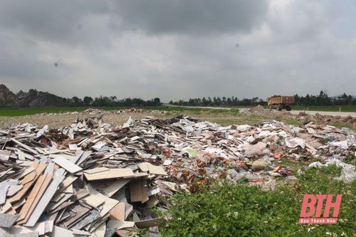 Rác thải 'bủa vây' đường tránh phía Tây TP Thanh Hóa