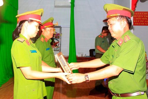 Nhiều tập thể, cá nhân Công an huyện Thoại Sơn nhận giấy khen đột xuất của Công an tỉnh và UBND huyện