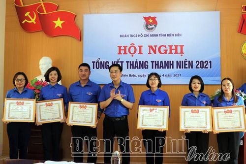 Trao Bằng khen cho 16 tập thể, 15 cá nhân có thành tích xuất sắc trong Tháng thanh niên năm 2021