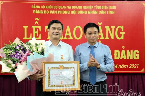 Trao tặng Huy hiệu 30 năm tuổi Đảng cho đồng chí Lò Văn Muôn