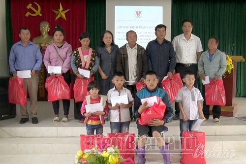 Trao tặng 10 suất quà cho người khuyết tật huyện Điện Biên Đông