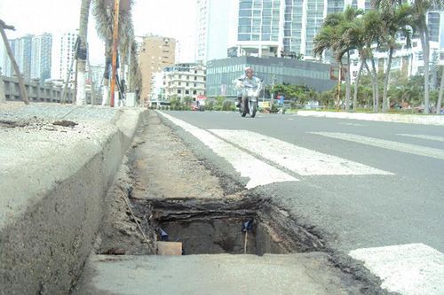 Hố nằm cạnh đường