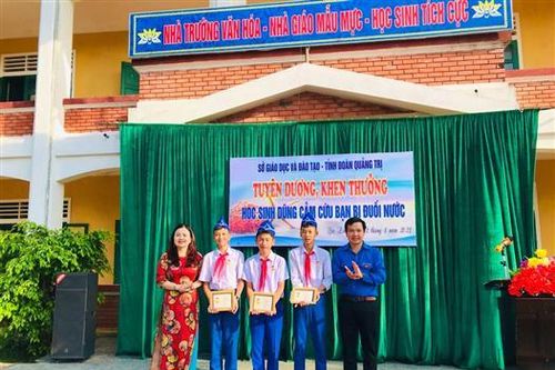 Ba học sinh cứu người đuối nước được trao tặng huy hiệu 'Tuổi trẻ dũng cảm'