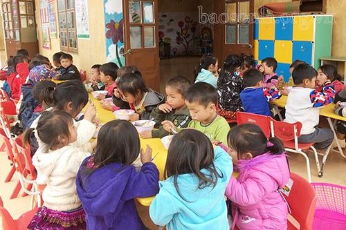 Những bữa cơm ấm lòng trẻ vùng biên