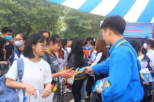 Đại học Điện lực thu hút đông đảo sĩ tử tham gia tư vấn tuyển sinh tại gian hàng