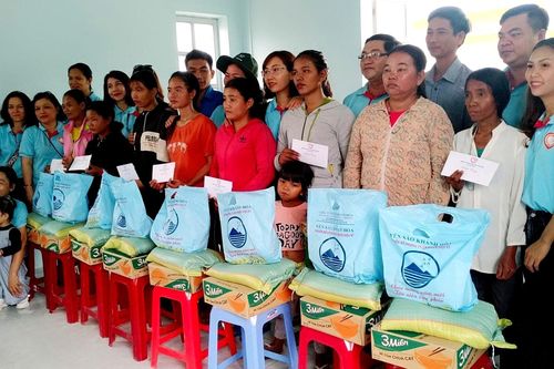Tặng quà đến 50 hộ đồng bào dân tộc nghèo, cận nghèo