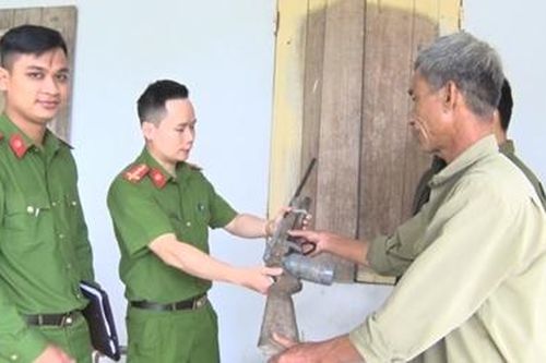 Bám sát cơ sở, giữ vững bình yên vùng giáp ranh