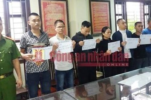 Bắt nhóm người siết nợ bằng chất bẩn