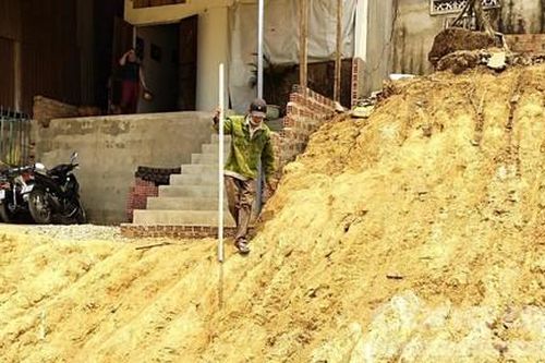 Nhà dân như 'treo' trên vách núi khi thi công đường 1.000 tỷ đồng
