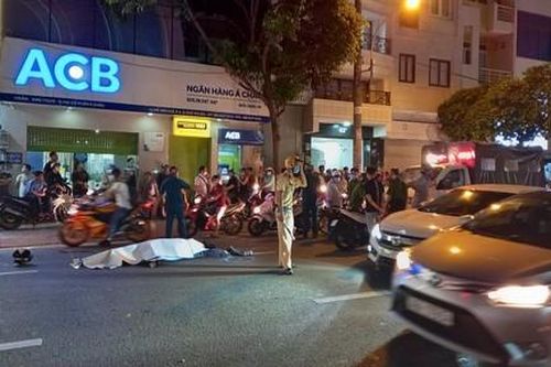 TPHCM: Tông đuôi xe khách, người đàn ông tử vong, giao thông ùn tắc
