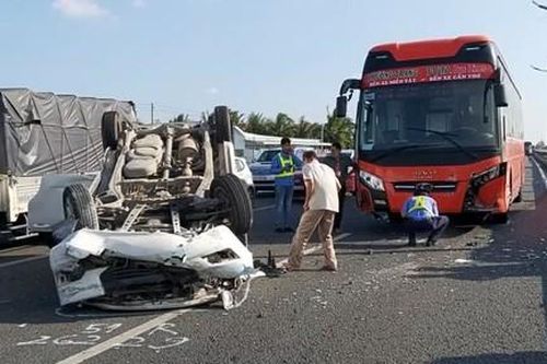 Xe 7 chỗ va chạm xe giường nằm rồi lật ngửa trên cao tốc, nhiều người thoát chết