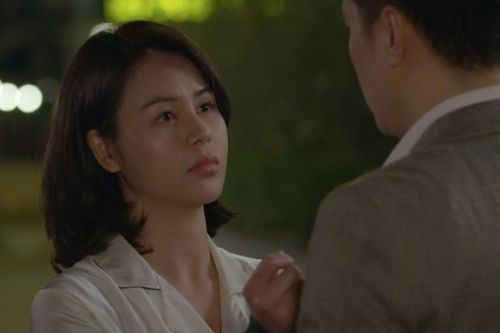 'Hướng dương ngược nắng' tập 52: Hoàng ôm Minh rồi nói lời chia tay