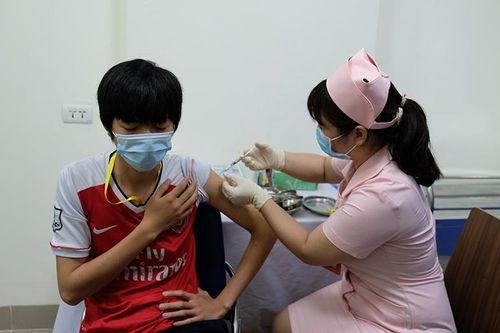 6 người đầu tiên tiêm thử nghiệm mũi 2 vaccine COVID-19 của Việt Nam