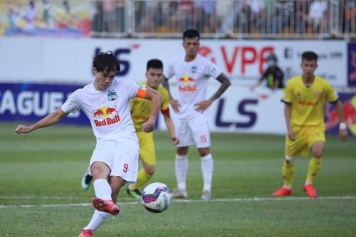 HLV Nguyễn Văn Sỹ: 'Nam Định thua sớm 3 bàn trước HAGL vì thiếu oxy'