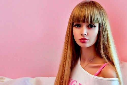 Cô gái hơn 30 năm được bố mẹ 'nuôi trong lồng kính' để trở thành... búp bê sống