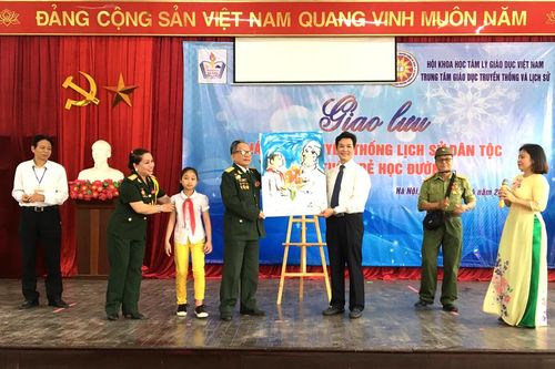 Hà Nội: Học sinh khiếm thính giao lưu với nhân chứng lịch sử