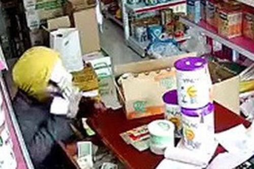 Màn dàn cảnh trộm tiền giữa ban ngày ở cửa hàng bách hóa của 2 gã đàn ông và 1 phụ nữ
