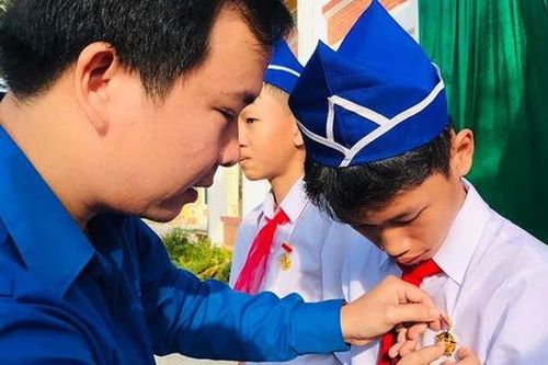 Trao tặng Huy hiệu 'Tuổi trẻ dũng cảm' cho học sinh Quảng Trị cứu người đuối nước