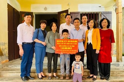 Trao tặng sổ tiết kiệm cho con nữ điều dưỡng tử vong khi chống dịch