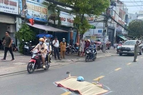 TPHCM: Xe máy tông vào thùng trộn bê tông, một người tử vong