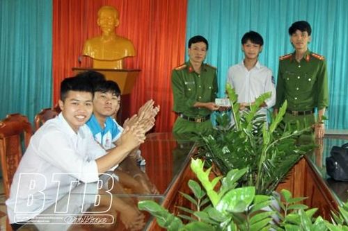 Thái Bình: 8 nam sinh không tham 50 triệu đồng nhặt được