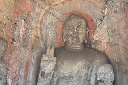 Tượng Phật giơ tay hình chữ V do phong hóa ở Trung Quốc