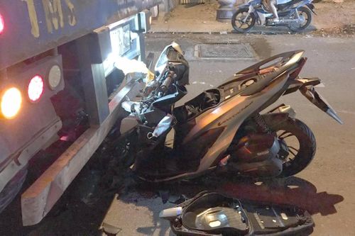 Tông đuôi xe container ở TP.HCM, nam thanh niên nguy kịch