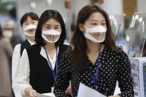 Người Hàn lo lắng vì phải đeo khẩu trang trong nhà