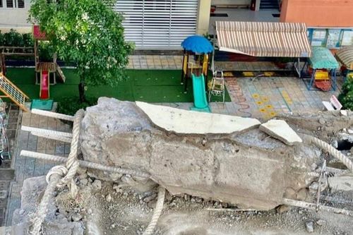 Khối bê tông lớn rơi xuống trường mầm non ở TP.HCM