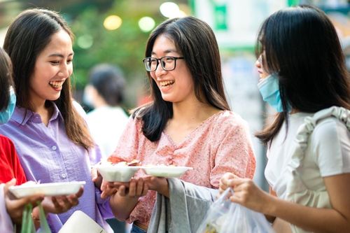 Cảnh chen chúc đi ăn ở phố ẩm thực Hồ Thị Kỷ tại TP.HCM