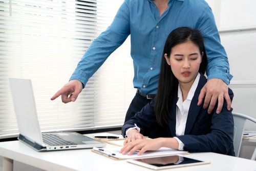 Cô gái cầm chổi đánh sếp vì bị quấy rối tình dục