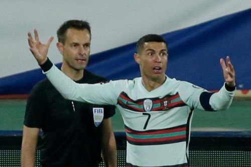 Trợ lý trọng tài trả giá vì sai lầm với Ronaldo