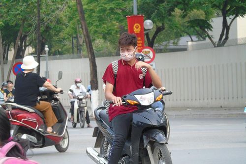 Hà Nội: Gia tăng tình trạng người tham gia giao thông không đội mũ bảo hiểm