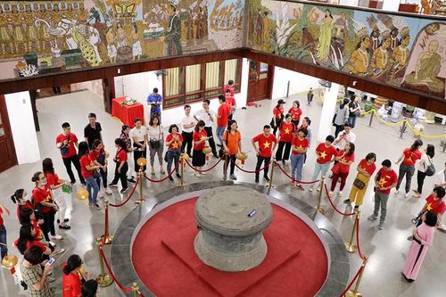 Công bố tour du lịch đêm Đền Hùng