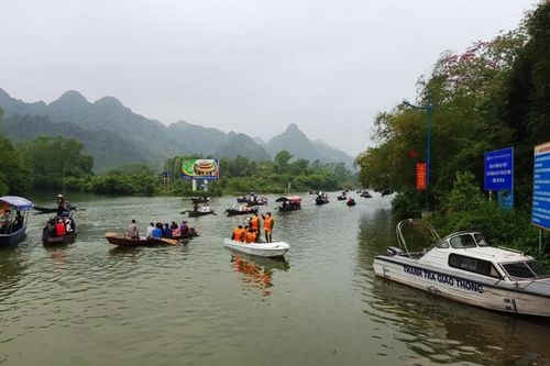 Mỗi ngày chùa Hương đón 10 nghìn lượt khách