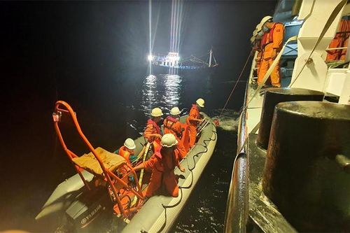 Cứu một thuyền viên nguy kịch tính mạng trên vùng biển Hoàng Sa