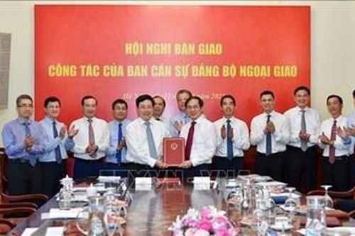 Hội nghị bàn giao nhiệm vụ Bộ trưởng Bộ Ngoại giao