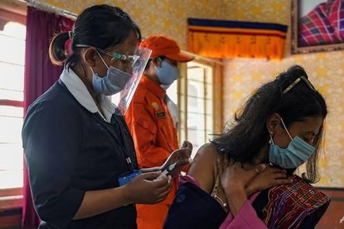 WHO nói đại dịch tăng theo cấp số nhân, Bhutan 'thần tốc' trong việc tiêm vắc xin