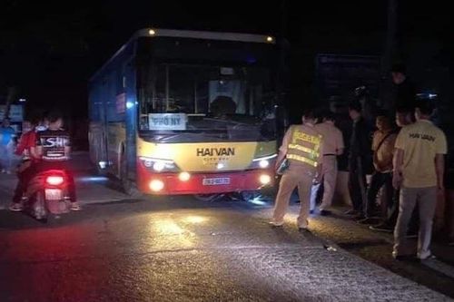 Hà Nội: Va với xe buýt, người đàn ông đi xe máy tử vong thương tâm