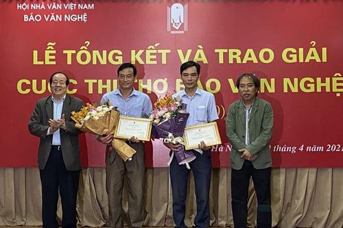 Trao giải cho thơ