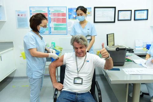 Tiêm vắc xin AstraZeneca cho gần 150 bác sĩ, nhân viên tuyến đầu chống dịch