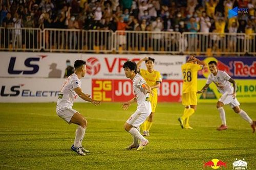 Rượt đuổi 'nghẹt thở' trên sân Pleiku