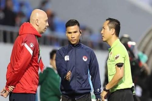 Hy hữu trợ lý HLV lại nhận nhiều thẻ vàng hơn cầu thủ ở V.League
