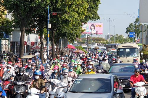 Cửa ngõ TPHCM ùn tắc kinh hoàng, hàng nghìn người 'chôn chân' dưới cái nắng gay gắt