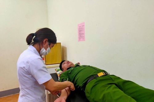 Trung úy công an hiến máu cứu sản phụ trong đêm