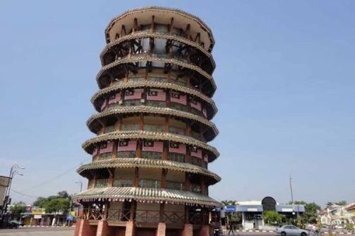 Thăm tháp nghiêng 136 năm tuổi của Malaysia