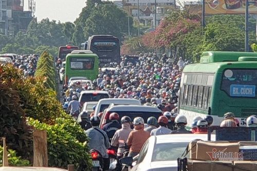 Lý giải việc nghìn xe kín đặc cửa ngõ Tây Bắc TP.HCM
